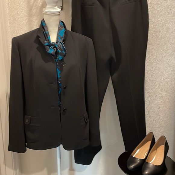 Calvin Klein 2 pc suit. High neck collar jkt w/pkts. Classic slacks w/side pkts. - Picture 14 of 14
